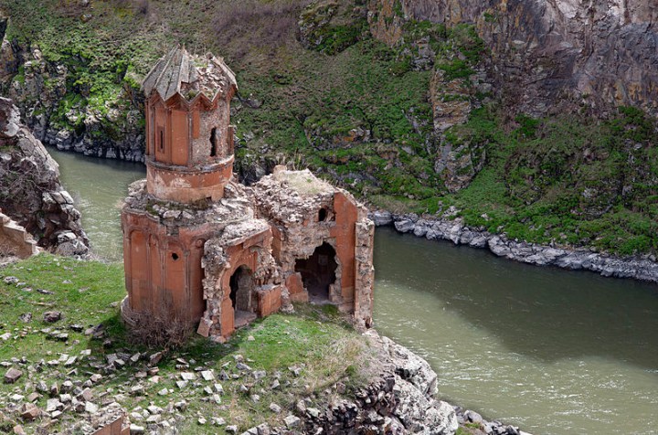 800px-20110419_Monastery_of_Hripsimian_Virgins_Ani_Turkey
