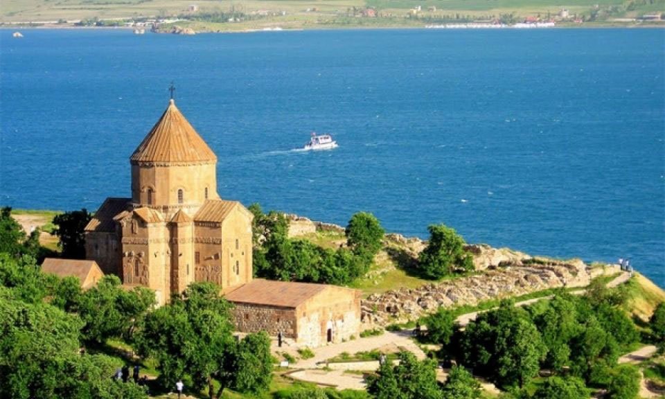الأتراك يحاولون استملاك كنيسة الصليب في أختامار
