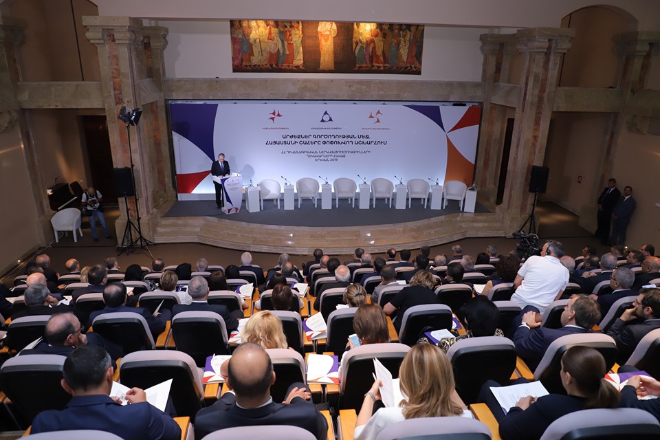 وزير خارجية أرمينيا أمام سفراء أرمينيا في الخارج: سياسة أذربيجان المعادية مازالت تهديد لوجود الشعب الأرمني في أرتساخ