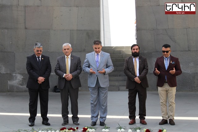 الوفد العراقي يزور النصب التذكاري للإبادة الأرمنية
